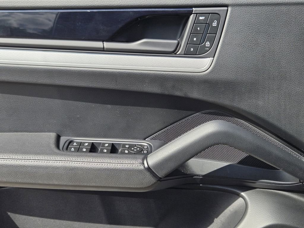 Used 2024 Porsche Cayenne Coupe image 30