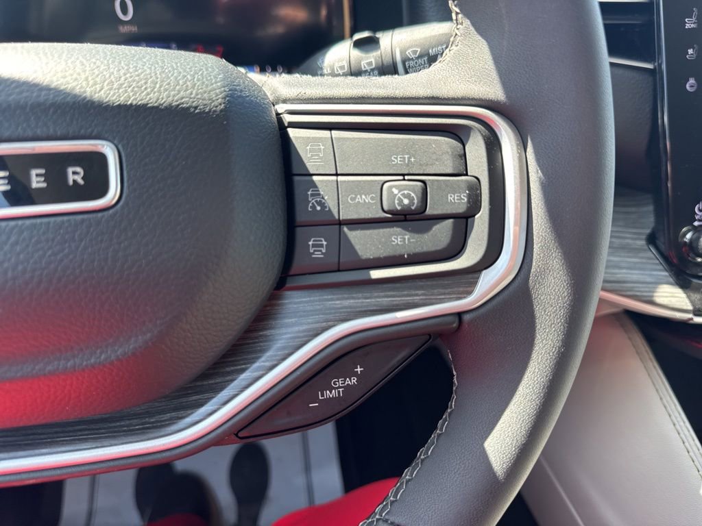 Certified 2023 Jeep Wagoneer Series III w/ Preferred Equipment Group image 13