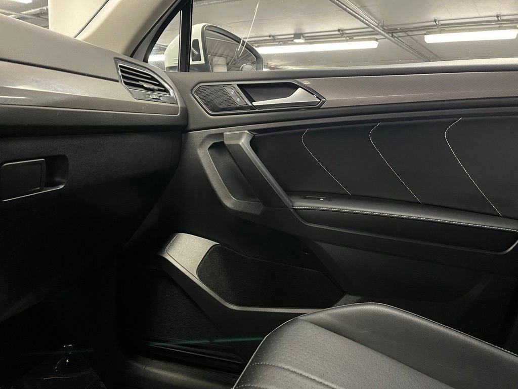 Used 2022 Volkswagen Tiguan SE w/ Panoramic Sunroof Package image 31