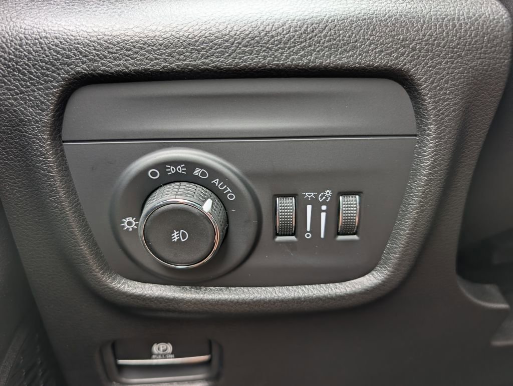 New 2025 Jeep Grand Cherokee Limited w/ Black Appearance Package image 36