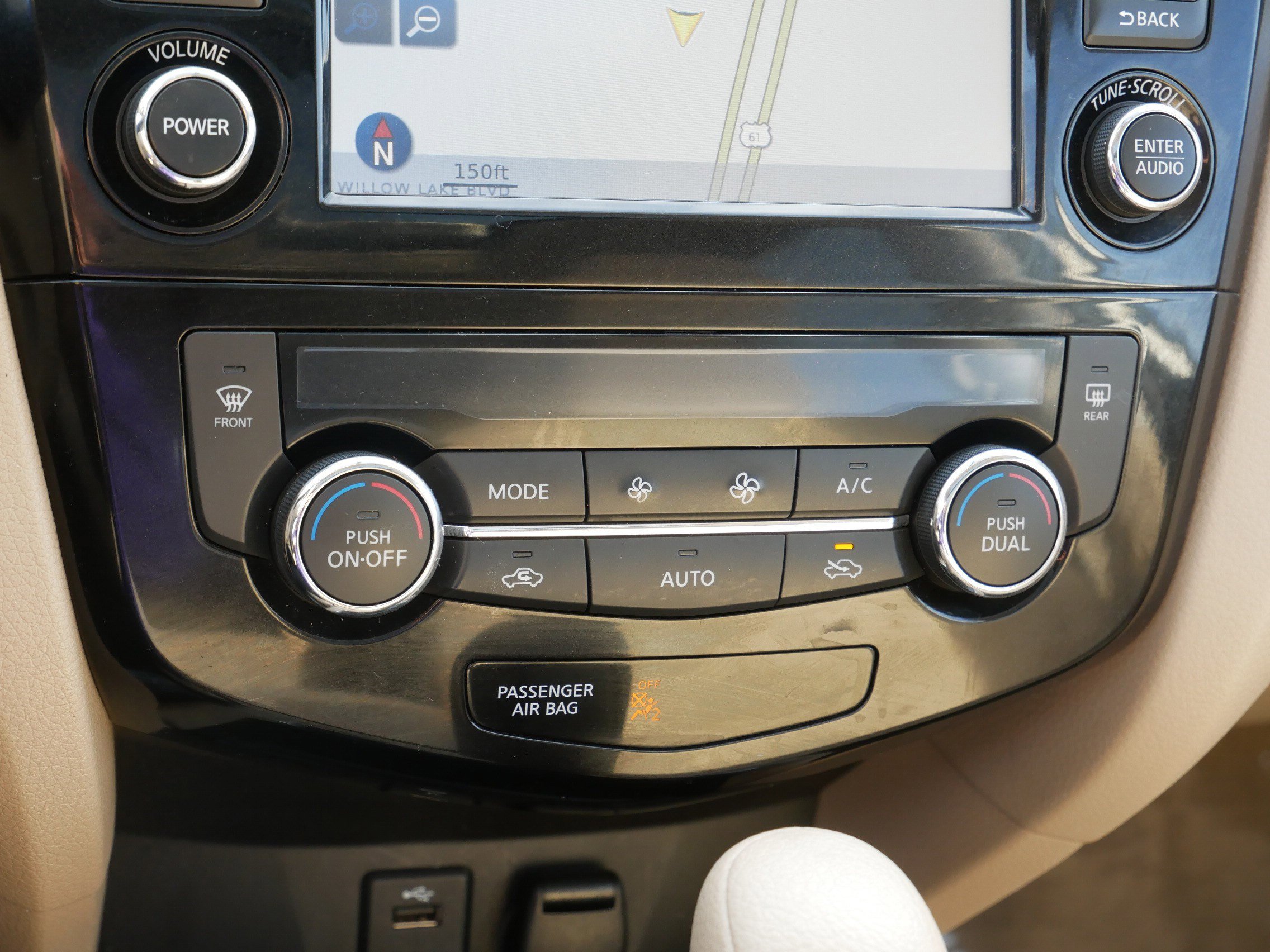 Used 2014 Nissan Rogue SV w/ SV Premium Package image 23