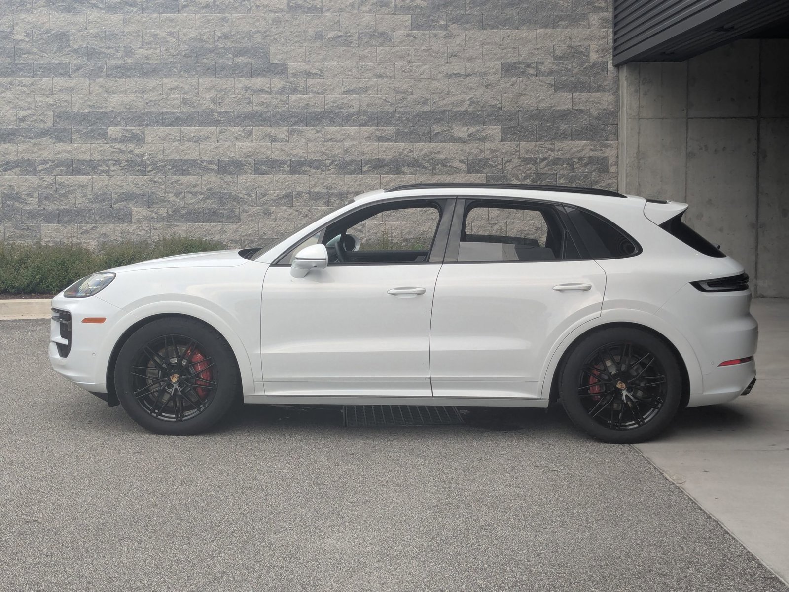 Used 2025 Porsche Cayenne S image 2
