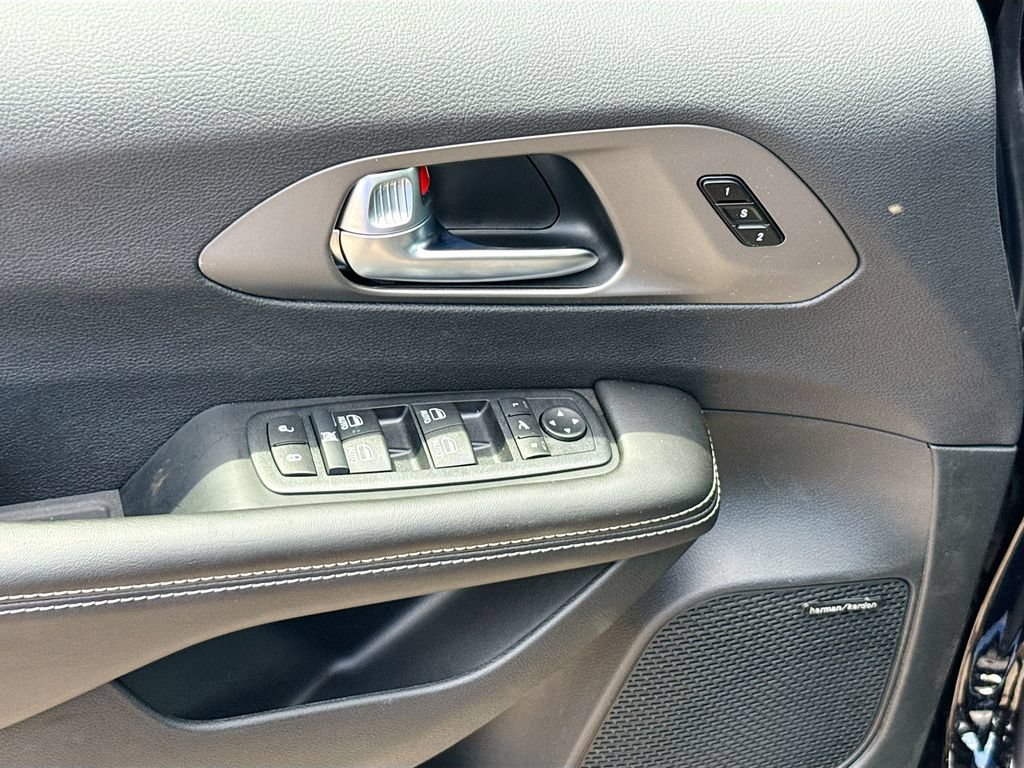 New 2027 Chrysler Pacifica Limited FWD image 18