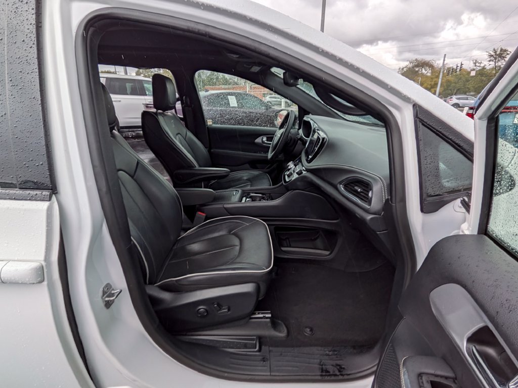 Used 2025 Chrysler Pacifica Limited FWD image 25