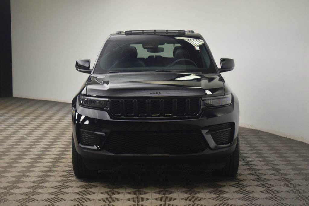 Used 2024 Jeep Grand Cherokee Altitude AWD/4WD image 17