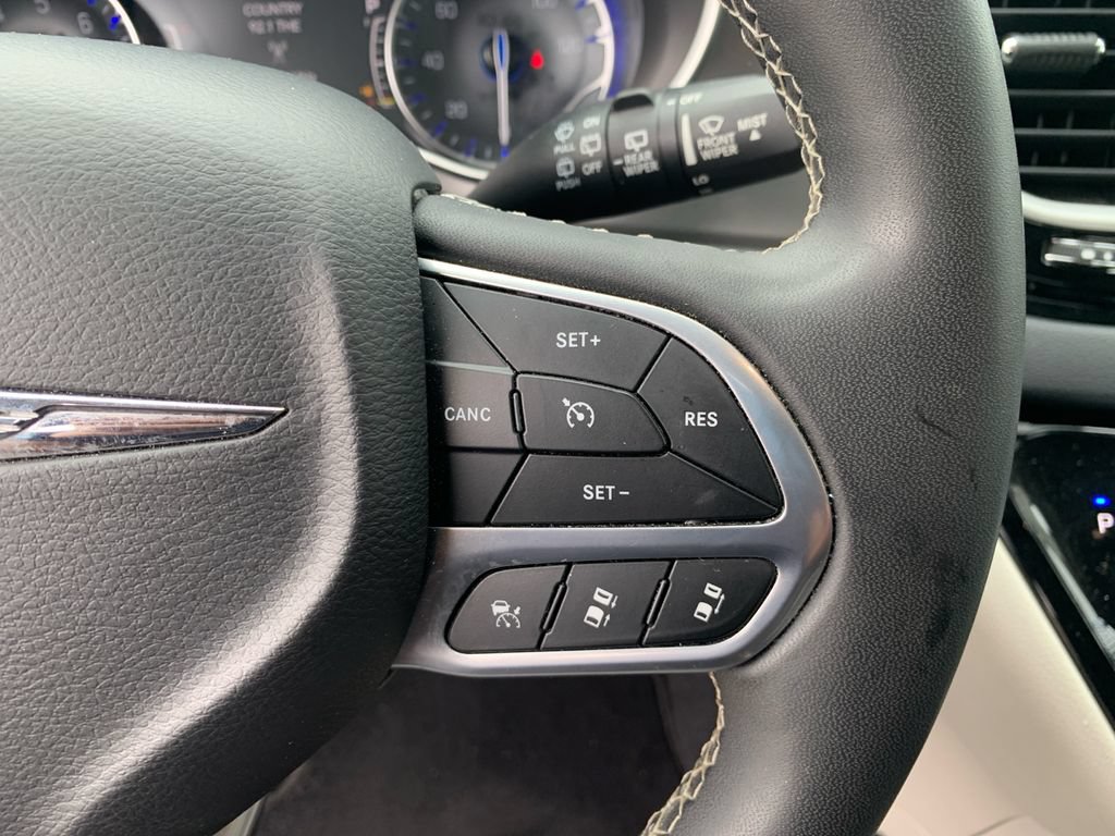 Used 2023 Chrysler Pacifica Touring-L FWD image 17