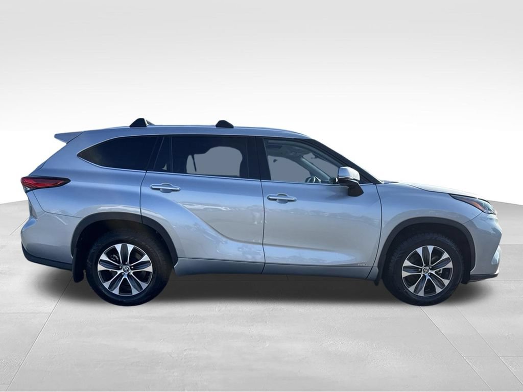 Used 2022 Toyota Highlander XLE AWD/4WD image 2