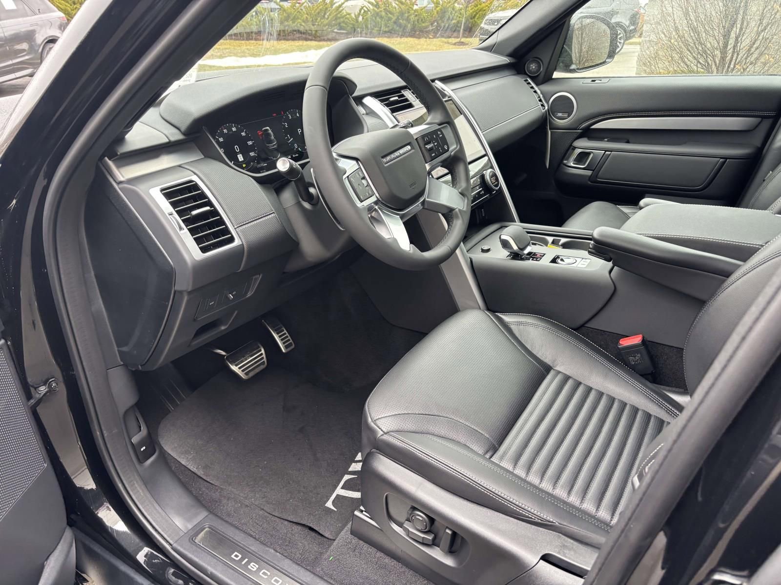 New 2026 Land Rover Discovery Dynamic SE image 9