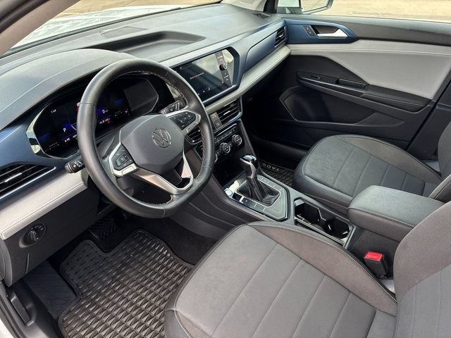 Used 2024 Volkswagen Taos SE w/ Panoramic Sunroof Package FWD image 11
