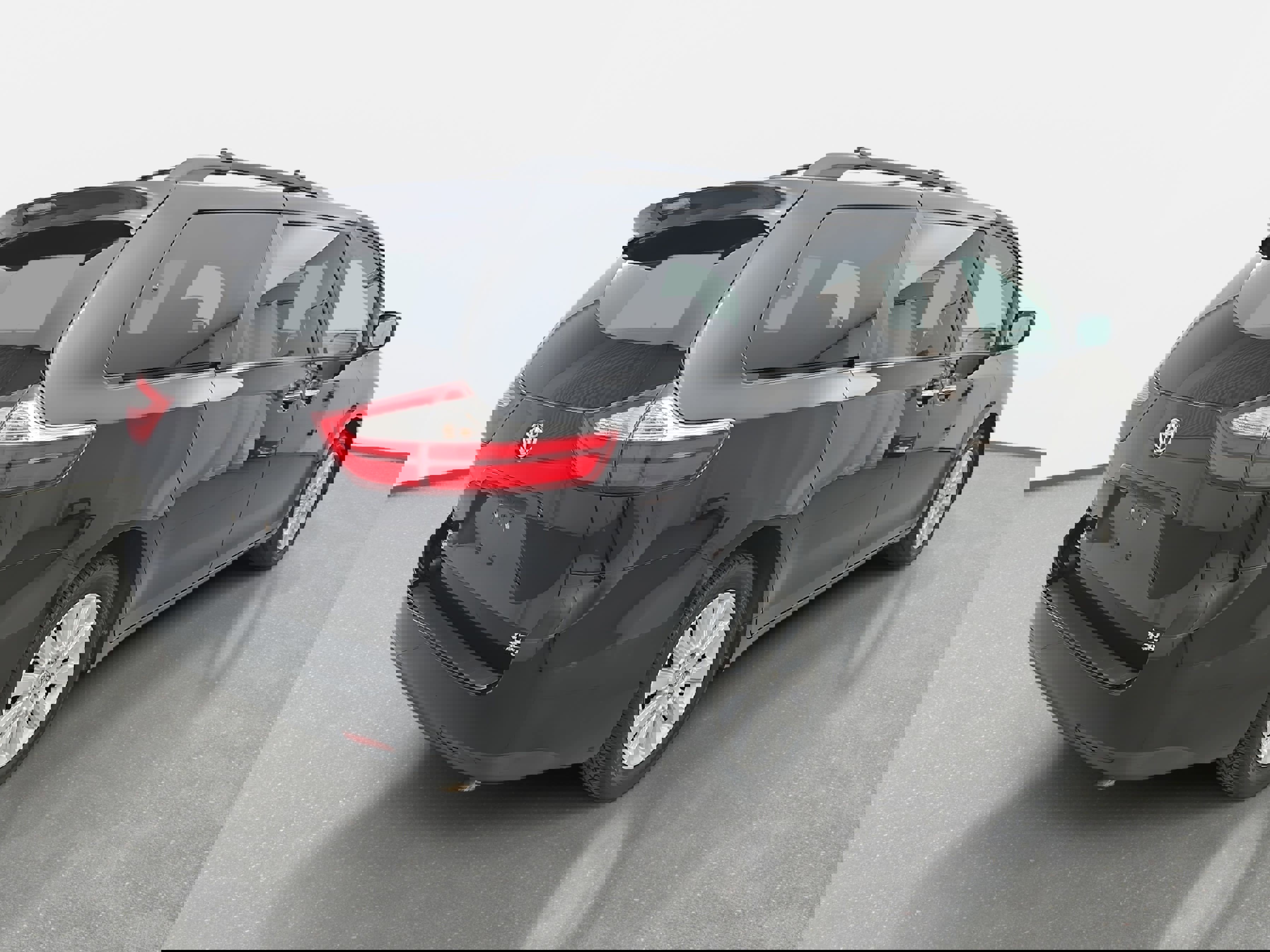 Used 2015 Toyota Sienna XLE image 3