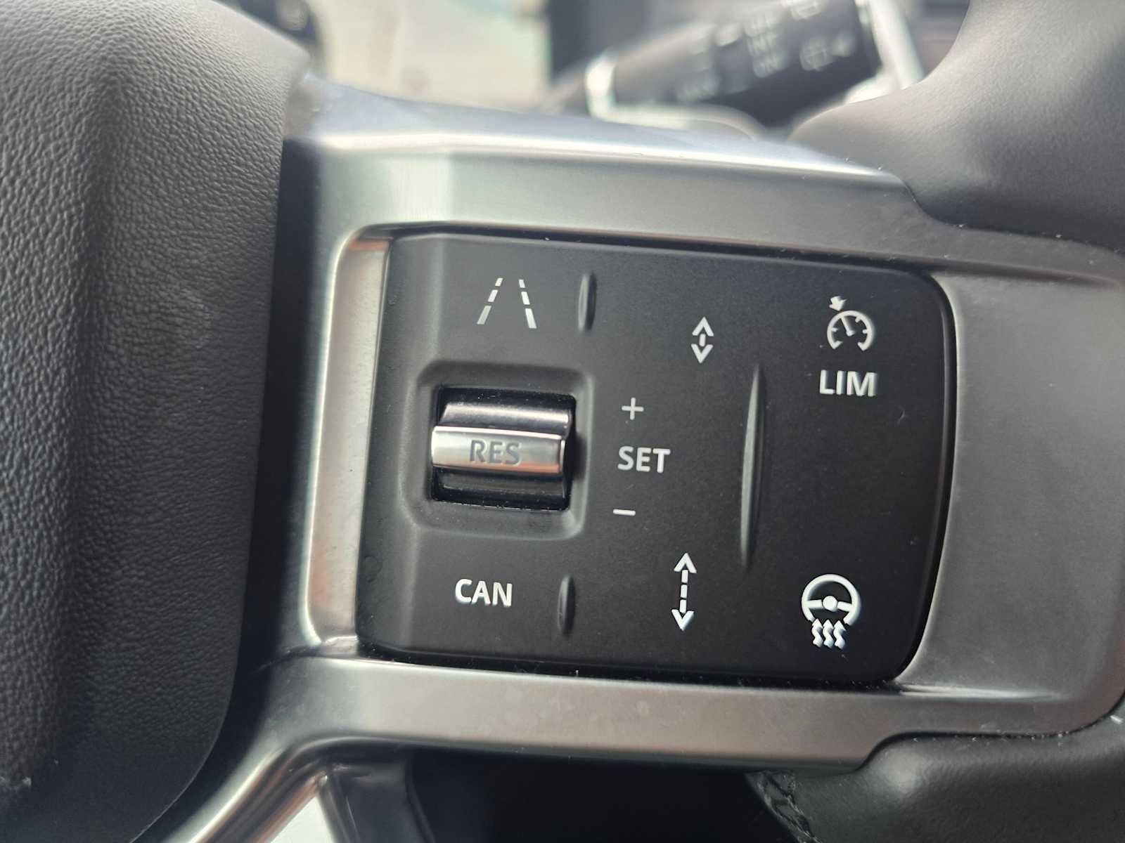 Certified 2025 Land Rover Discovery Dynamic SE image 33