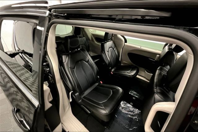 Used 2024 Chrysler Pacifica Touring-L image 24