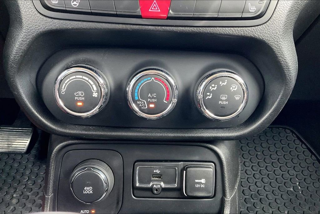 Used 2017 Jeep Renegade Latitude w/ Cold Weather Group AWD/4WD image 32