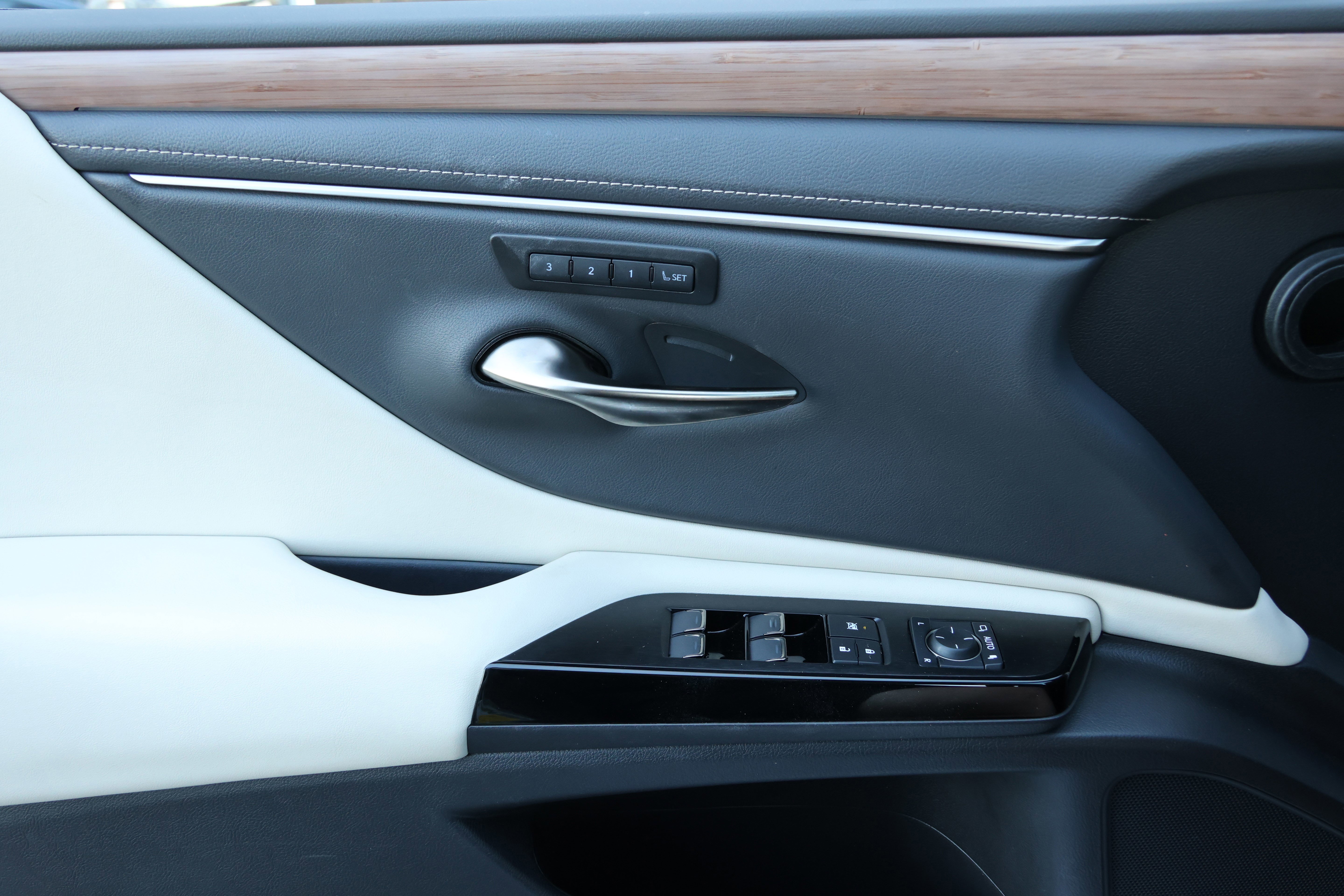 Used 2025 Lexus ES 300h w/ Premium Package image 12