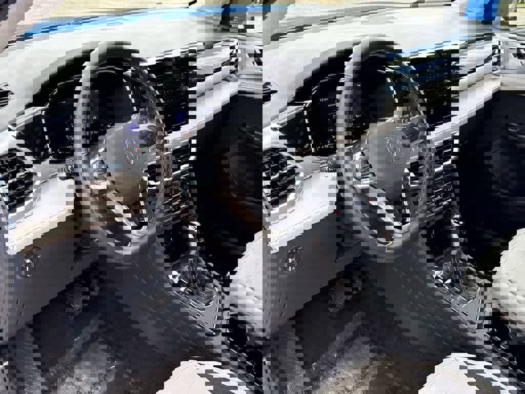 Used 2025 Volkswagen Taos SE image 13