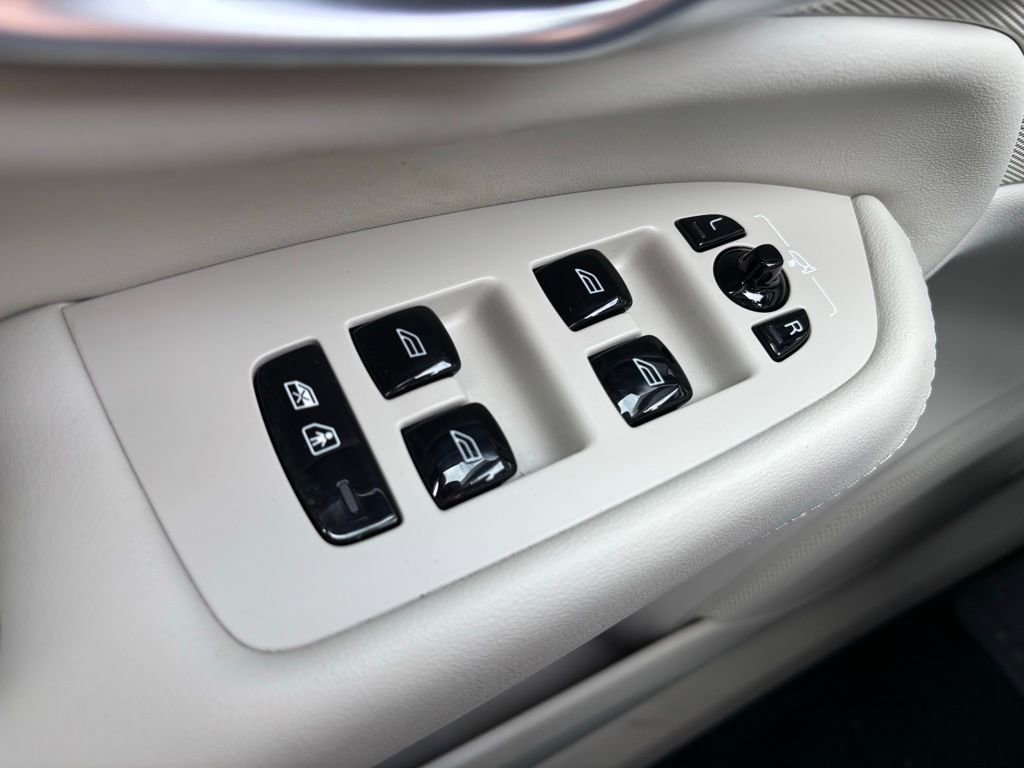 Certified 2024 Volvo XC90 B5 Core w/ Protection Package Premier AWD/4WD image 30