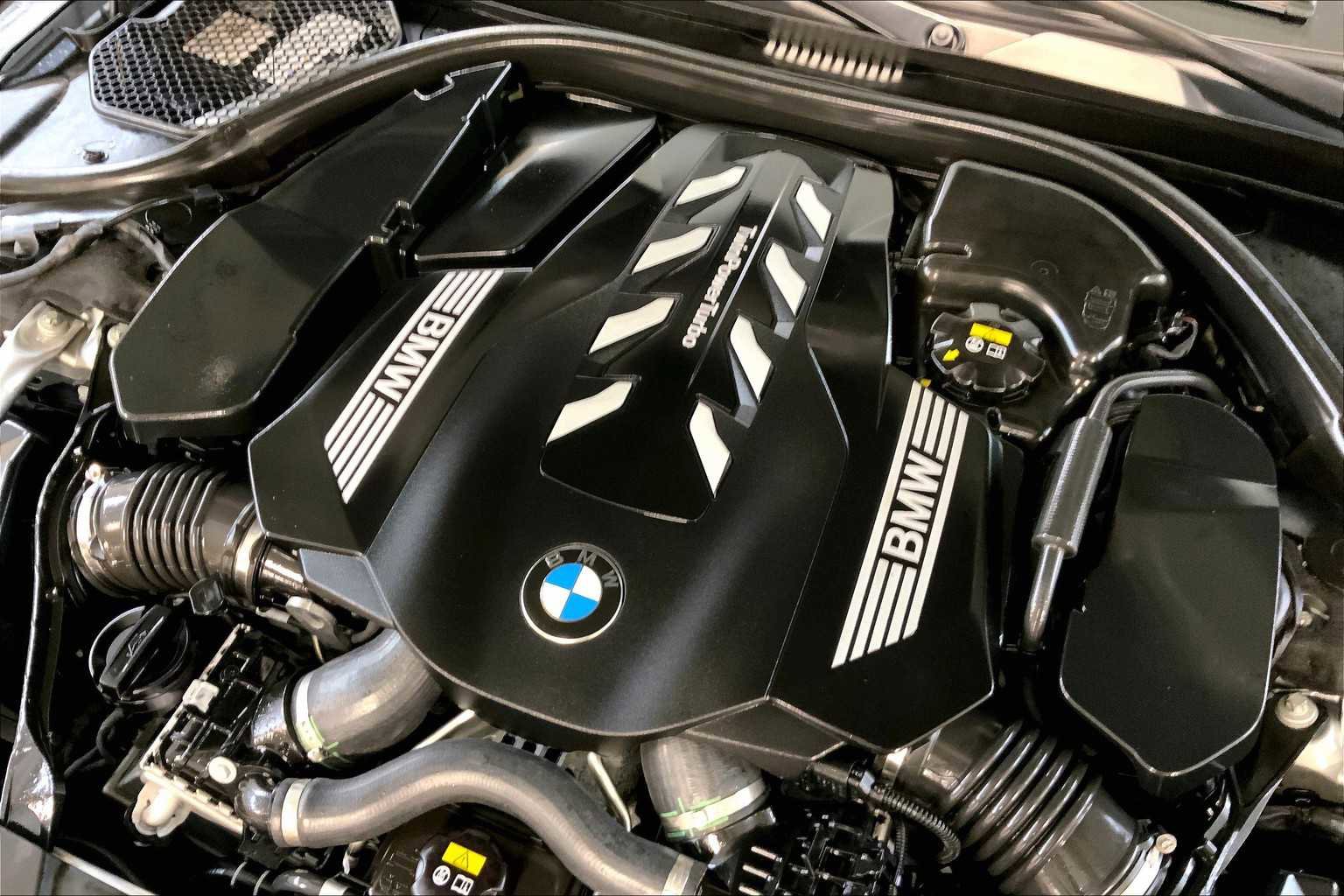 Used 2021 BMW 750i xDrive w/ Autobahn Package AWD/4WD image 31