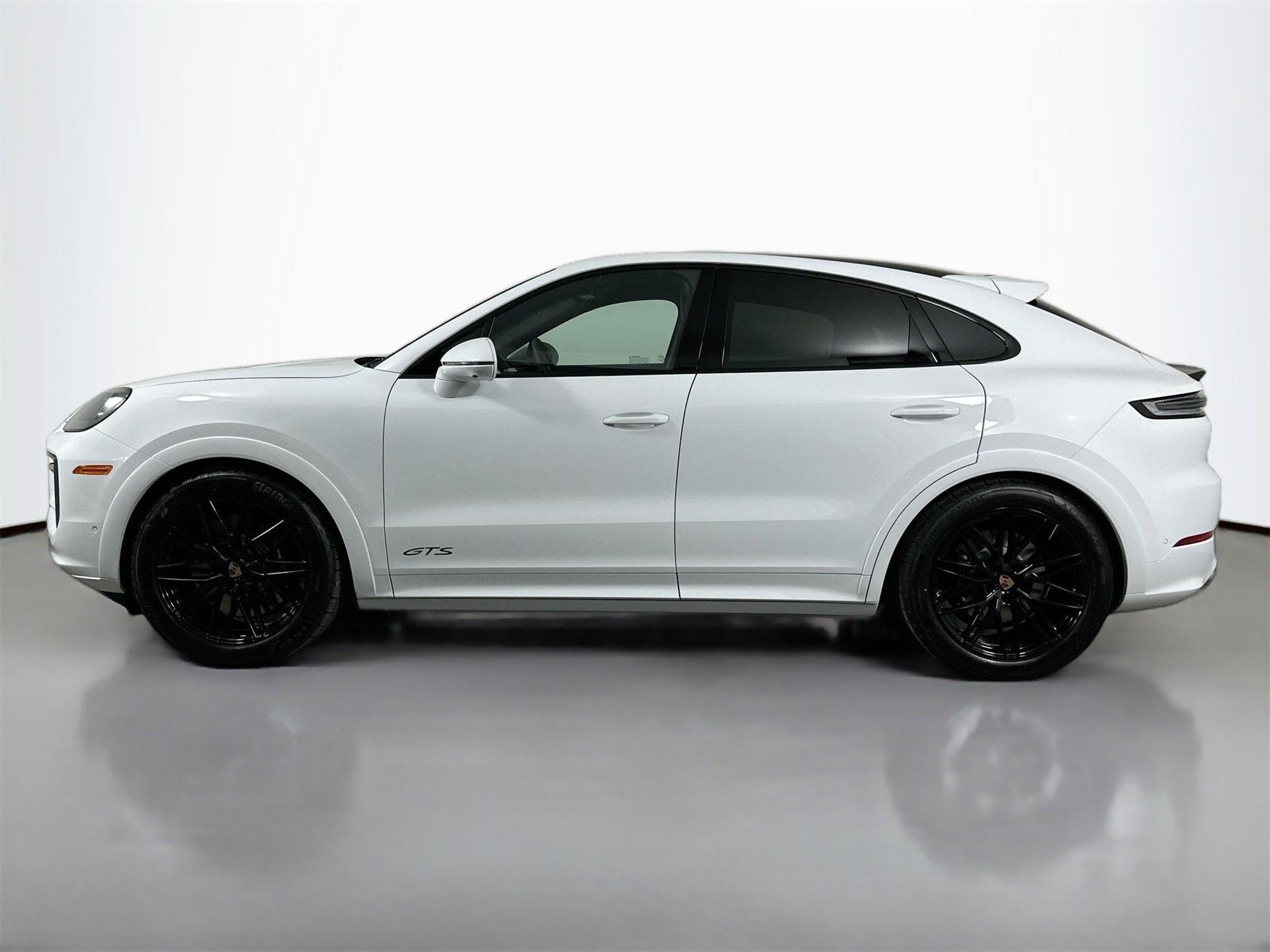 New 2026 Porsche Cayenne GTS image 2
