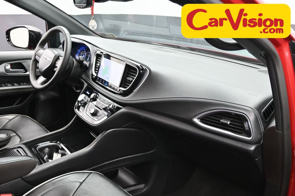 Used 2025 Chrysler Pacifica Limited image 39
