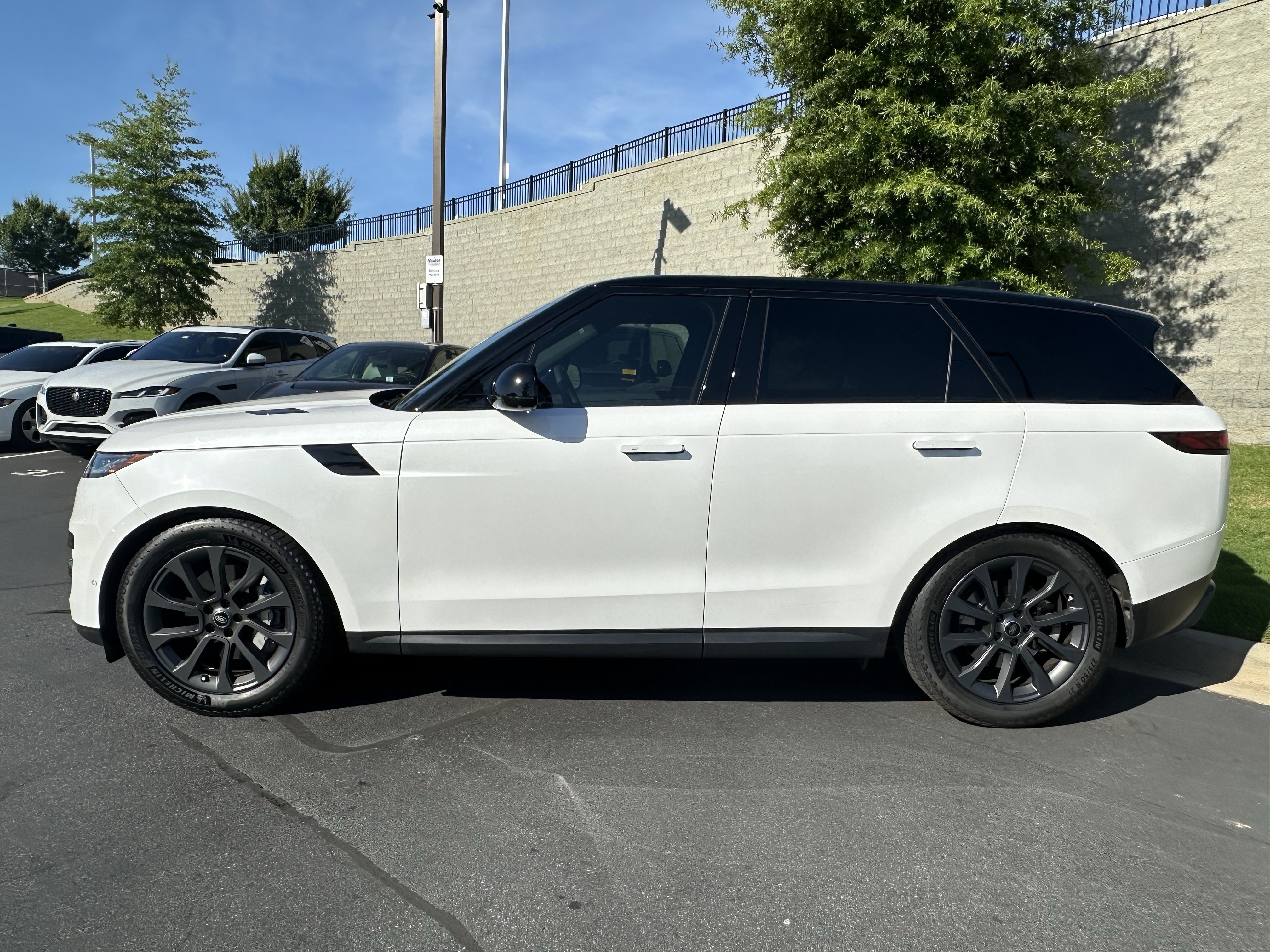 Used 2024 Land Rover Range Rover Sport SE AWD/4WD image 4