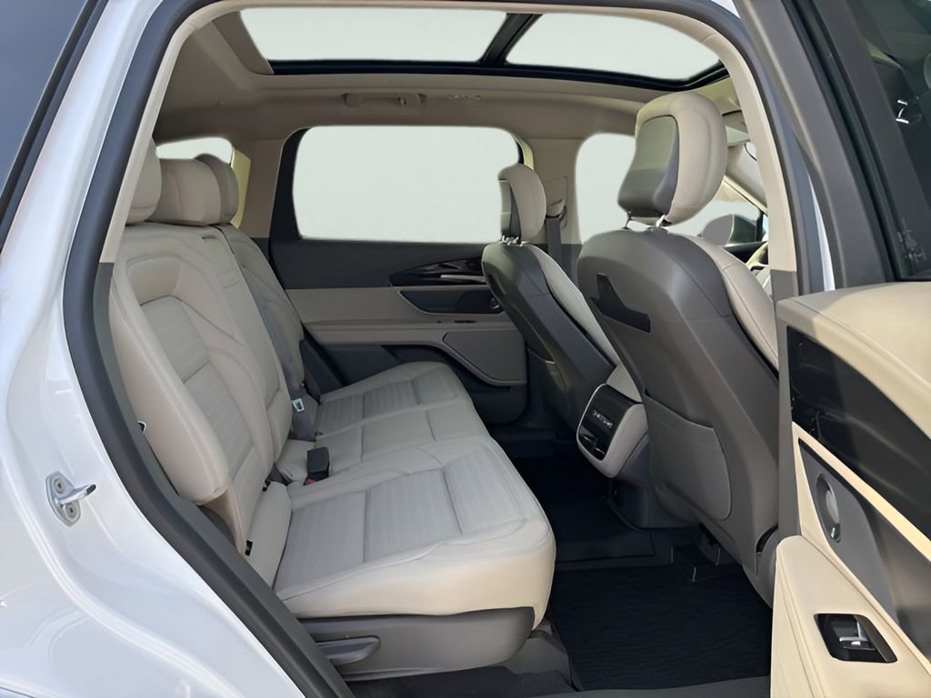 Used 2025 Lincoln Nautilus Reserve image 11