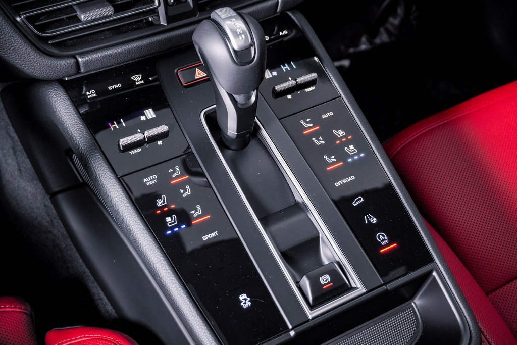 Certified 2025 Porsche Macan image 24