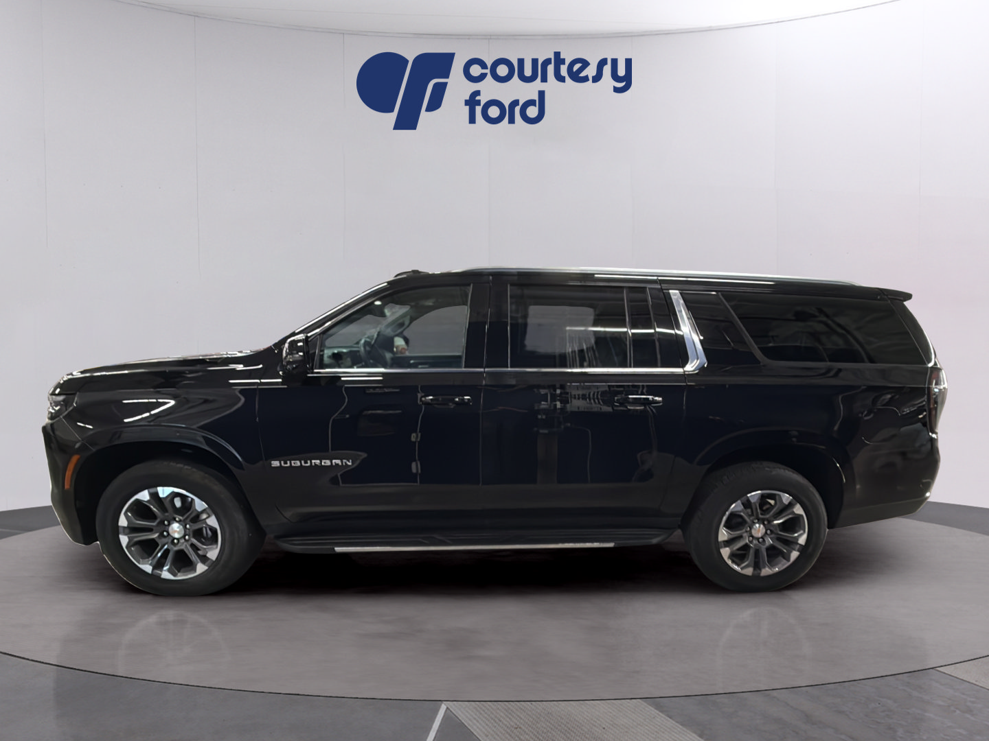 Used 2025 Chevrolet Suburban LT w/ Comfort Package AWD/4WD image 4