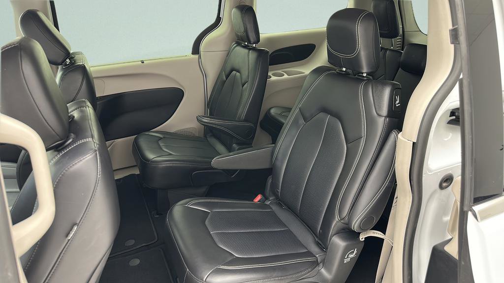 Used 2024 Chrysler Pacifica Touring-L FWD image 13