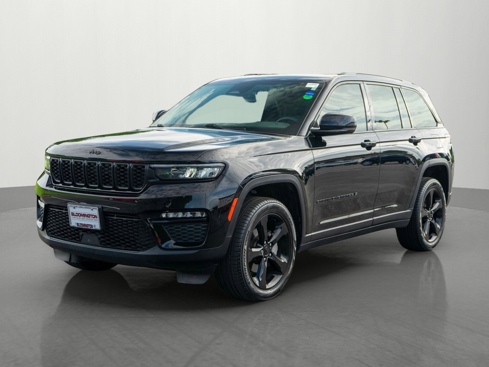 Used 2023 Jeep Grand Cherokee Limited w/ Black Appearance Package AWD/4WD image 3