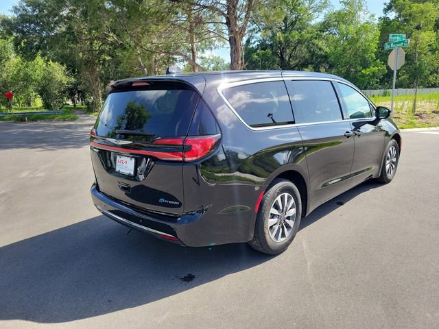 Used 2024 Chrysler Pacifica Limited FWD image 2
