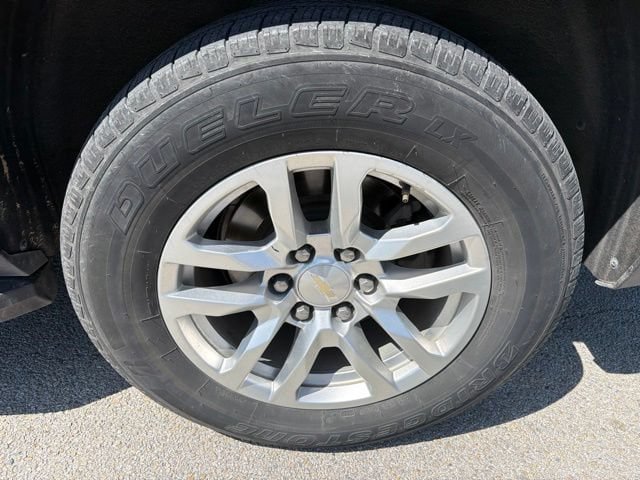 Used 2022 Chevrolet Suburban LT w/ Luxury Package RWD image 18