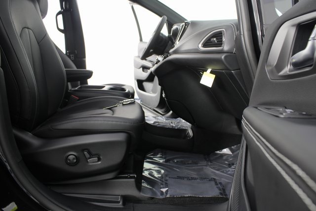 New 2026 Chrysler Pacifica Select image 23