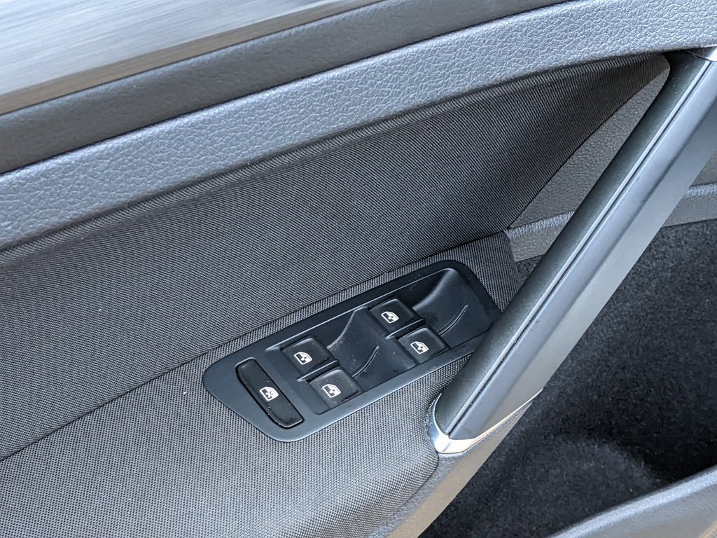 Used 2019 Volkswagen e-Golf SE w/ Driver Assistance Package image 11