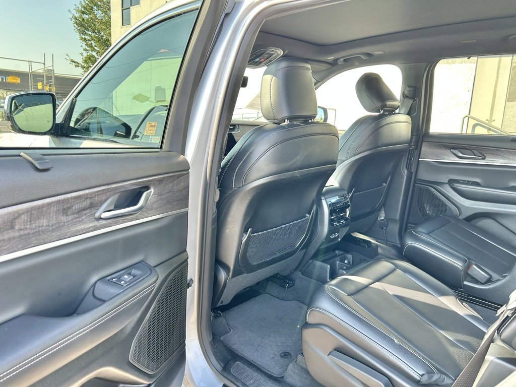 Used 2024 Jeep Grand Cherokee L Limited w/ Luxury Tech Group II image 11