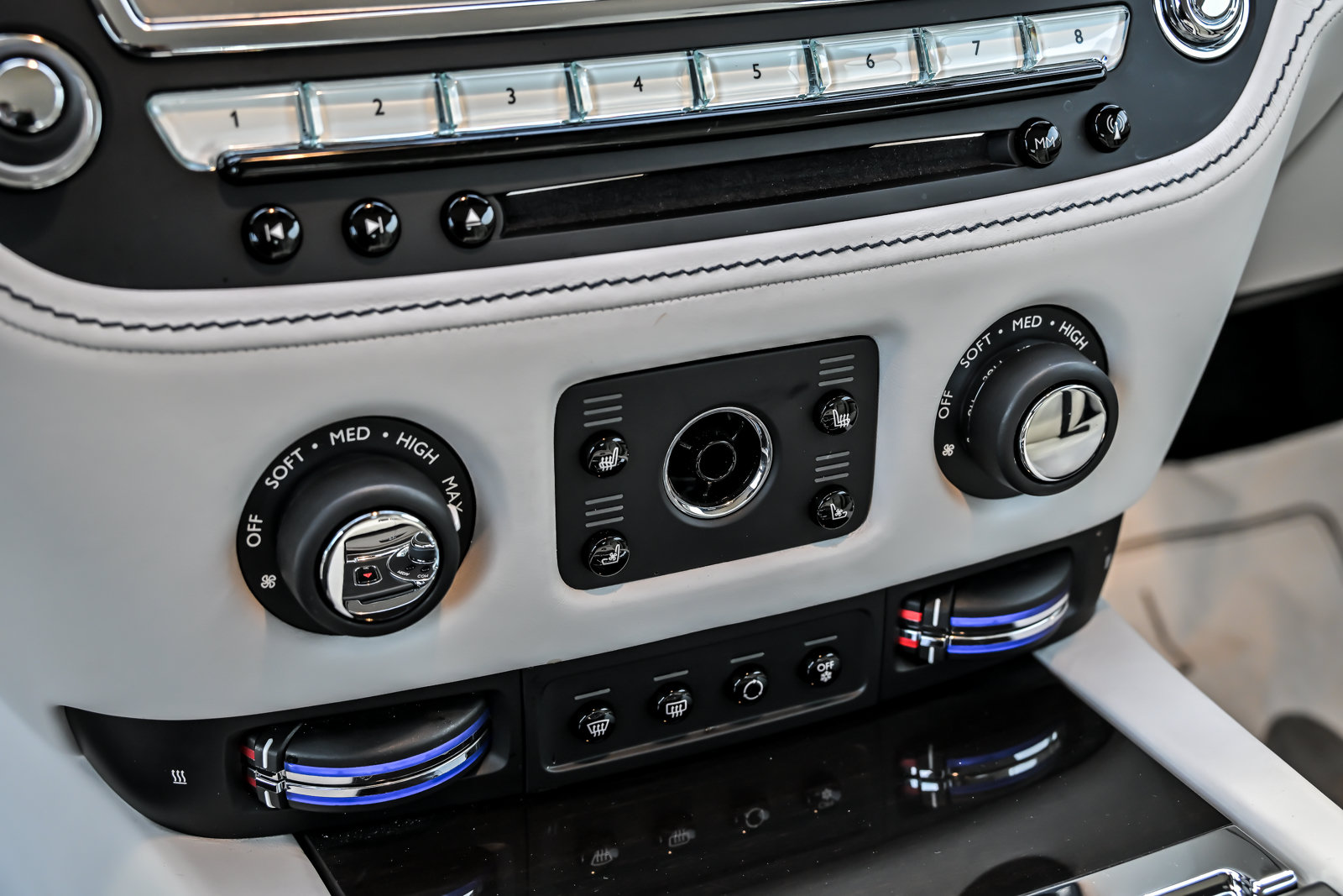 Used 2020 Rolls-Royce Dawn RWD image 40