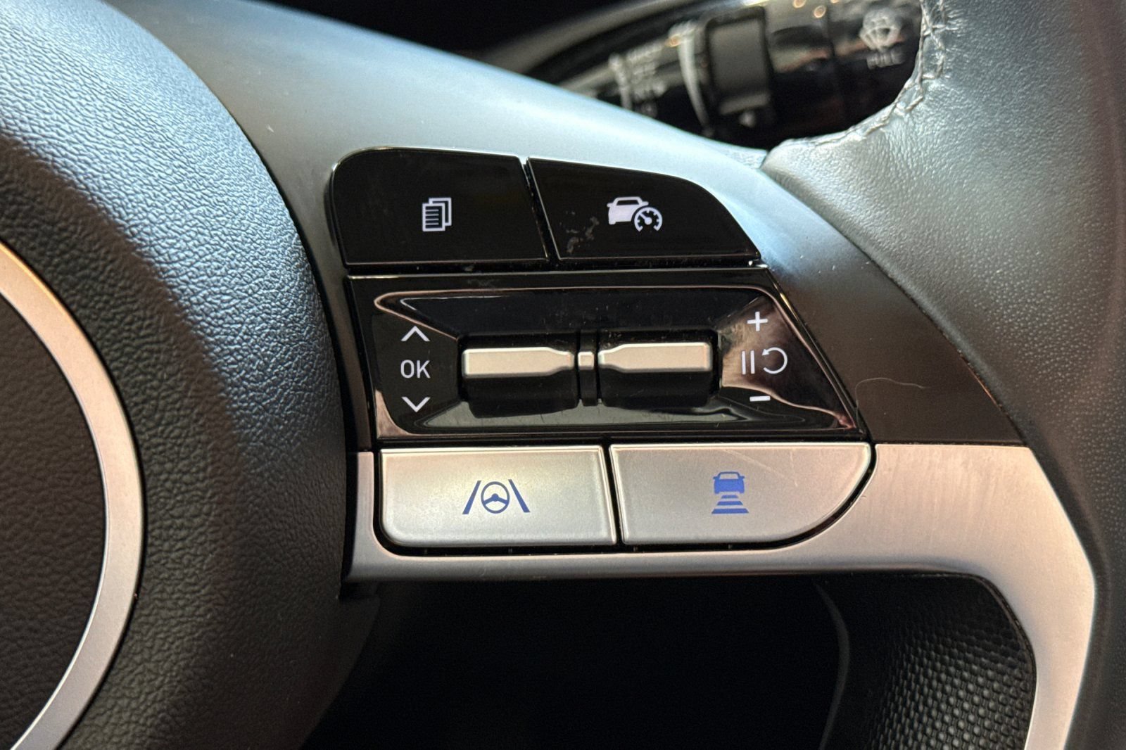 Used 2025 Hyundai Elantra Limited FWD image 27