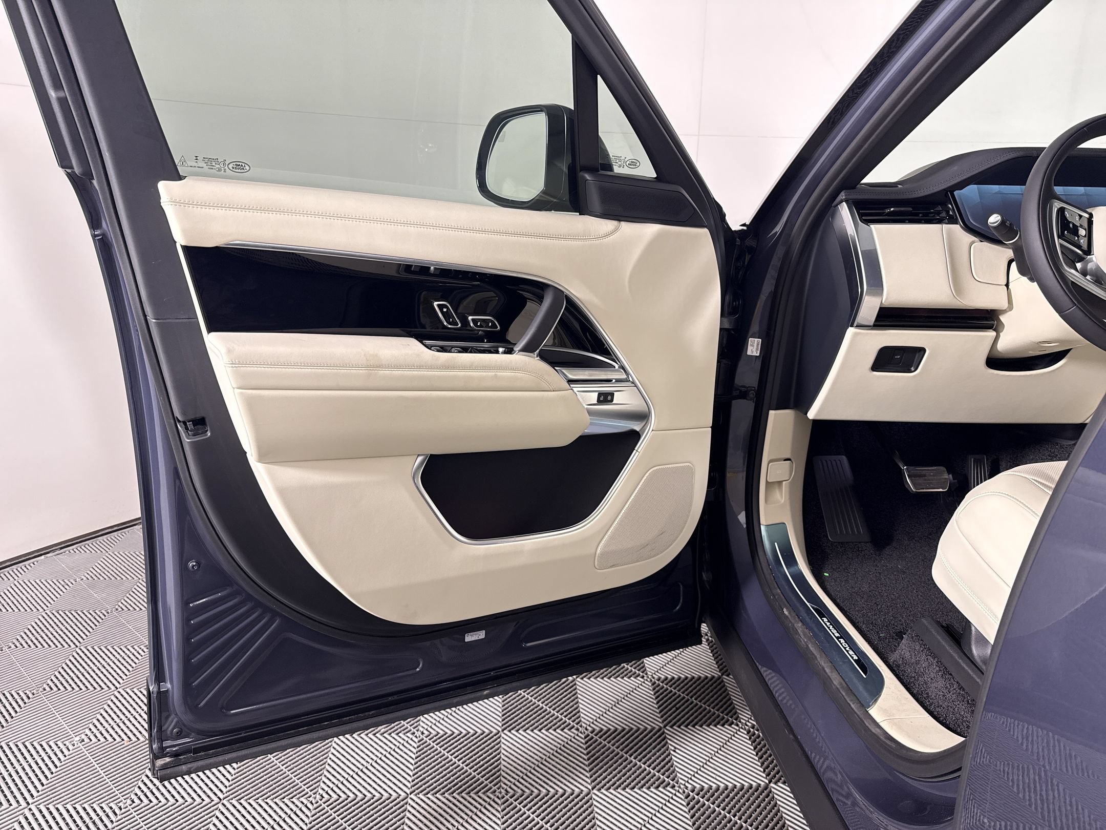 New 2026 Land Rover Range Rover Long Wheelbase SE AWD/4WD image 15