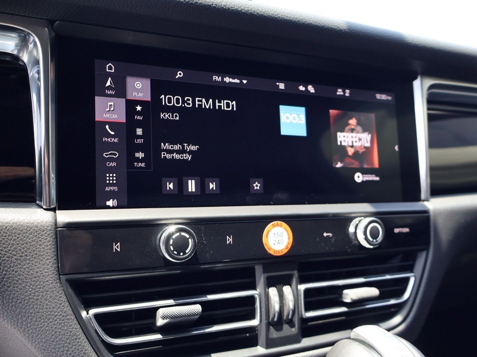 Certified 2025 Porsche Macan AWD/4WD image 17