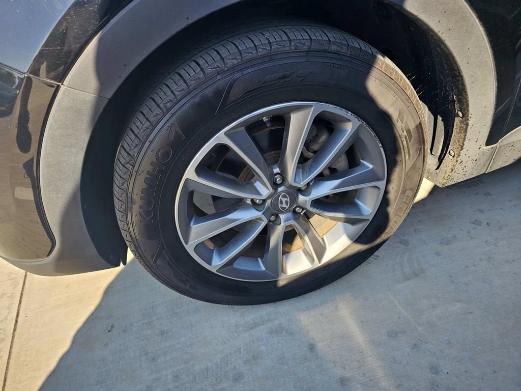 Used 2017 Hyundai Santa Fe Limited FWD image 11