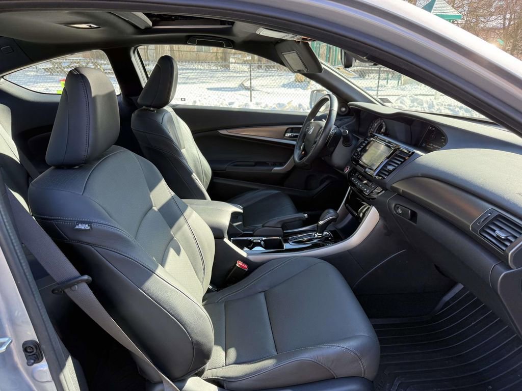 Used 2017 Honda Accord Touring image 14