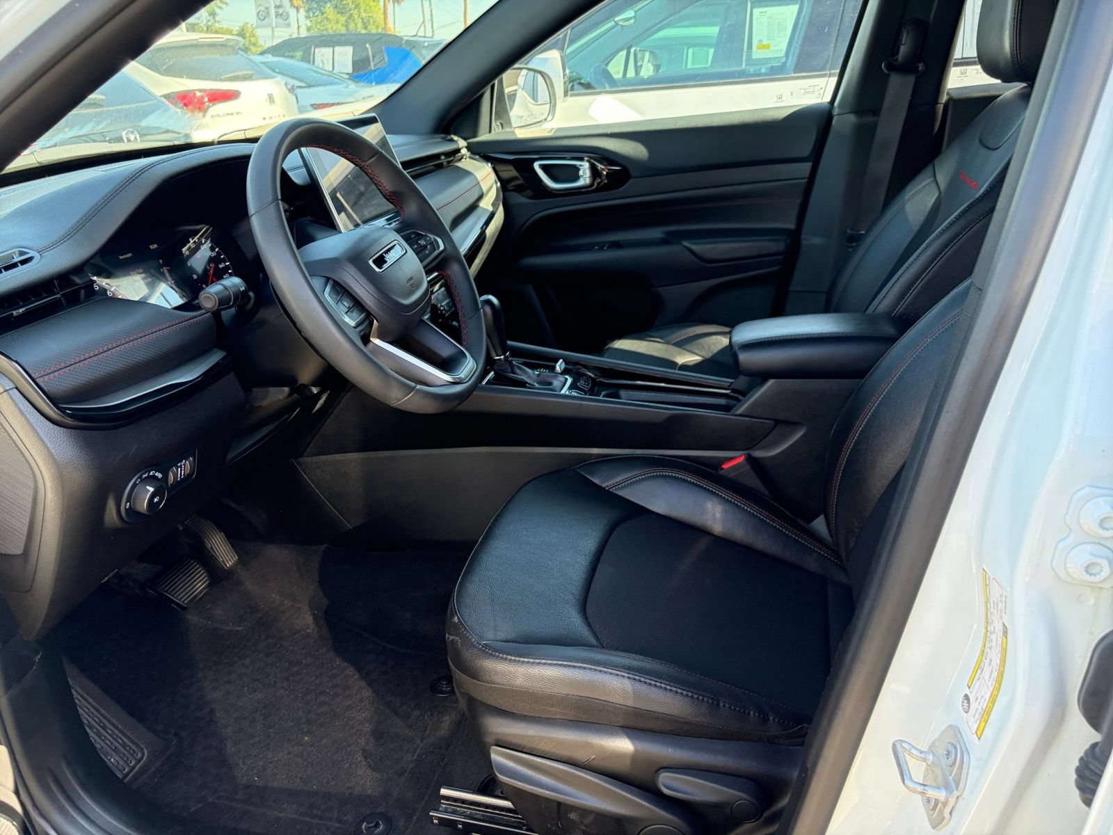Used 2025 Jeep Compass Trailhawk AWD/4WD image 25