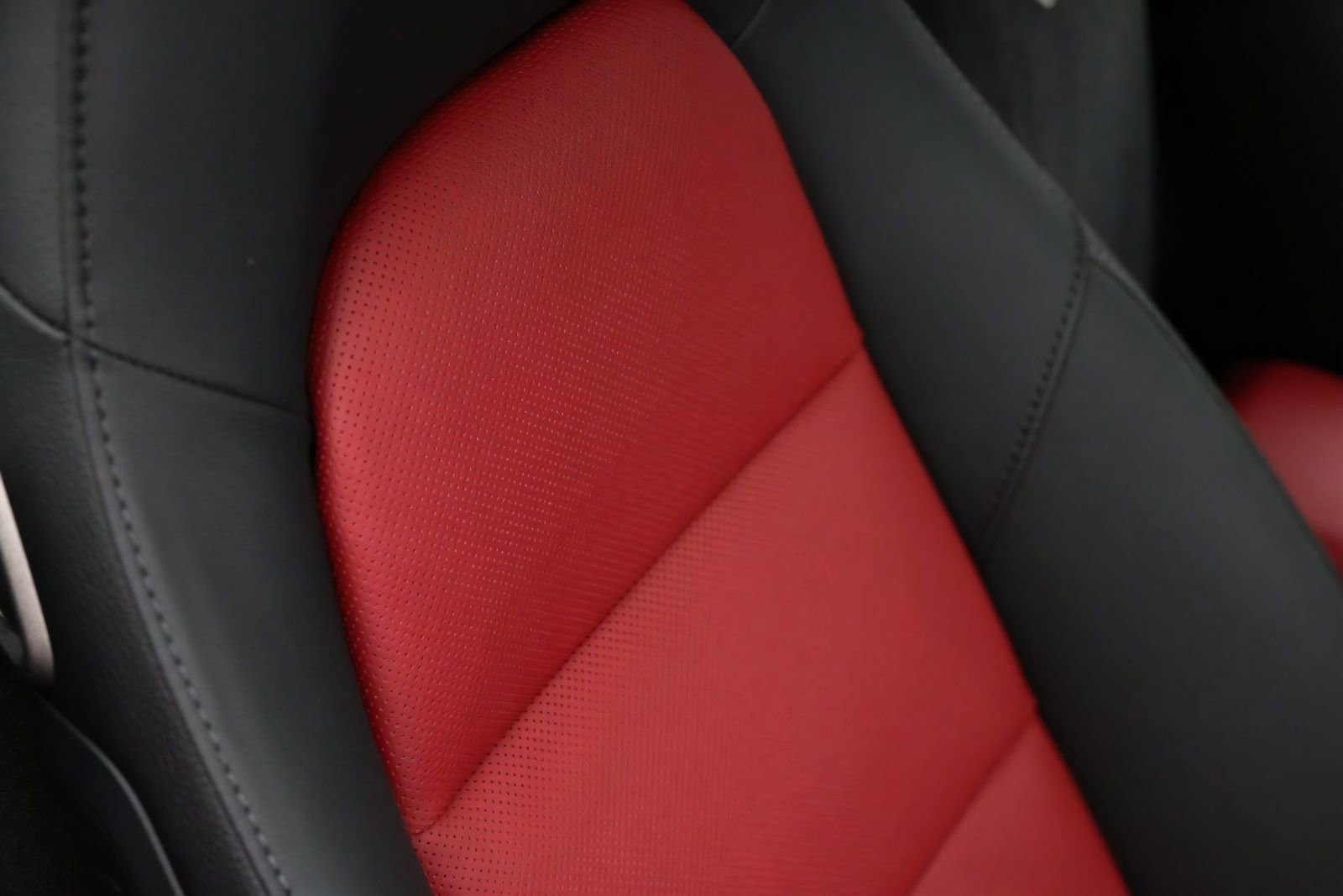 Used 2025 Porsche 718 Cayman RWD image 10