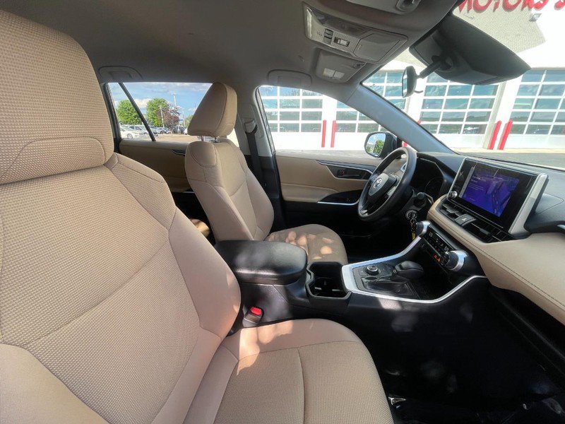 Used 2024 Toyota RAV4 LE AWD/4WD image 10