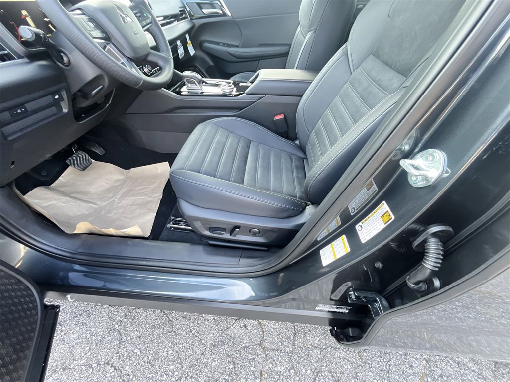 New 2025 Mitsubishi Outlander SE image 12