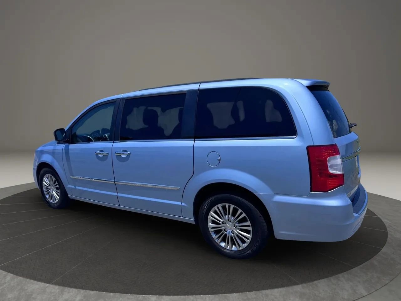 Used 2013 Chrysler Town & Country Touring-L w/ Driver Convenience Group FWD image 6