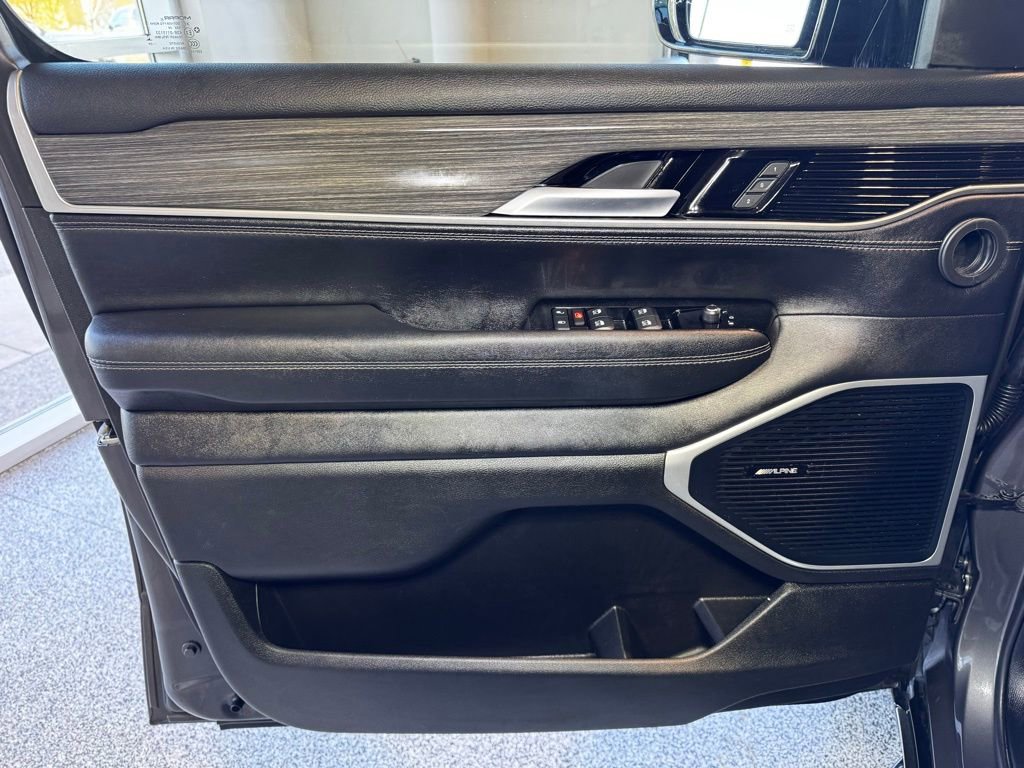 Used 2024 Jeep Wagoneer L Series II w/ Flexible Seating Group AWD/4WD image 17