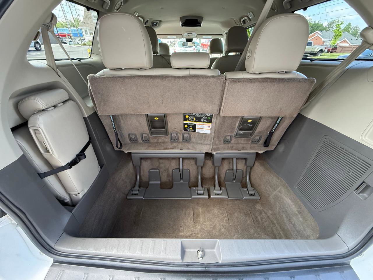 Used 2018 Toyota Sienna LE FWD image 17