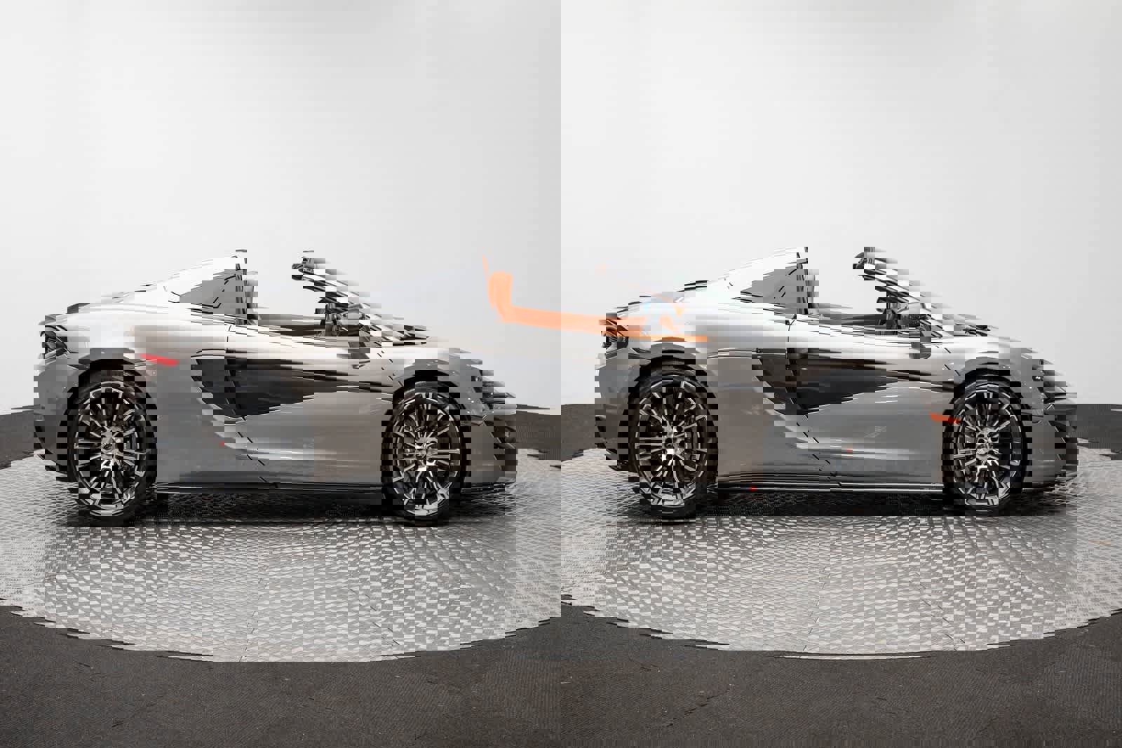 Used 2018 McLaren 570S Spider image 42