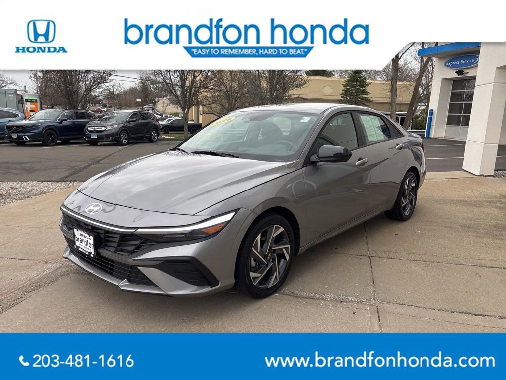 Used 2025 Hyundai Elantra SEL image 3