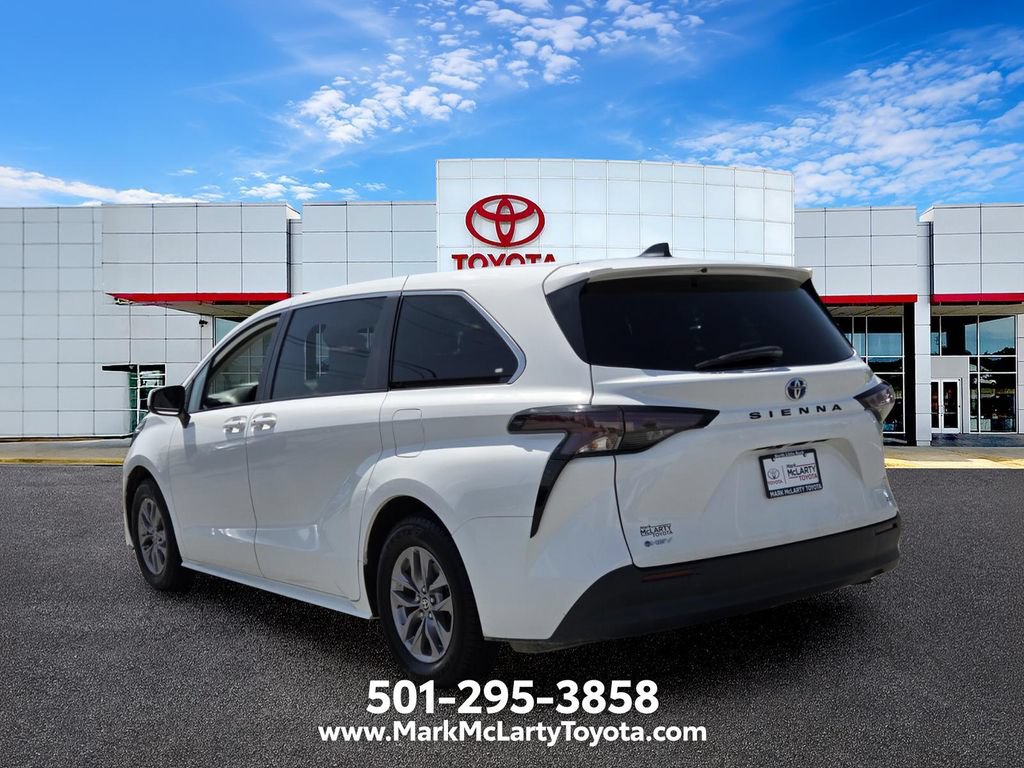 Used 2025 Toyota Sienna LE FWD image 3